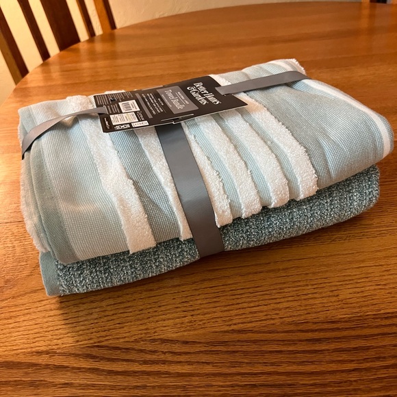 Better Homes And Gardens Aqua and White Towel Set - Picture 2 of 4